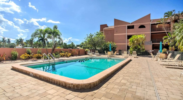 Апартаменты c 1 комнатой с балконом Resort-style Condo w/ Pool: 19 Miles to Fort Myers
