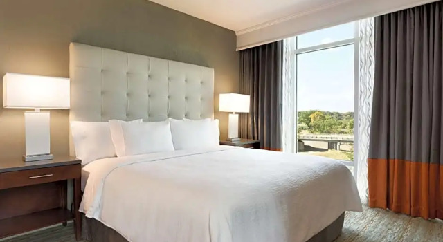 Люкс с 2 комнатами с балконом Embassy Suites by Hilton Greenville Downtown Riverplace