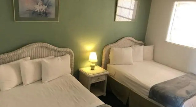 Люкс с видом на бассейн Gold Crest Motel