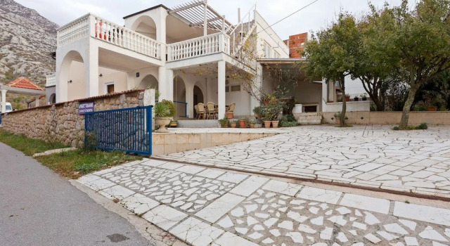 Comfortable Apartment With Large Covered Terrace
