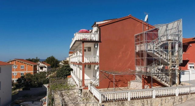 Apartment in Okrug Gornji with Two-Bedrooms 2, Забронировать Апартаменты/квартира Отели Трогир с парковкой, рядом с Пляж Бочичи, Парковка