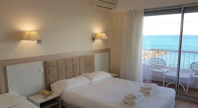 Трёхместный номер Standard с видом на море Hôtel Le Dauphin