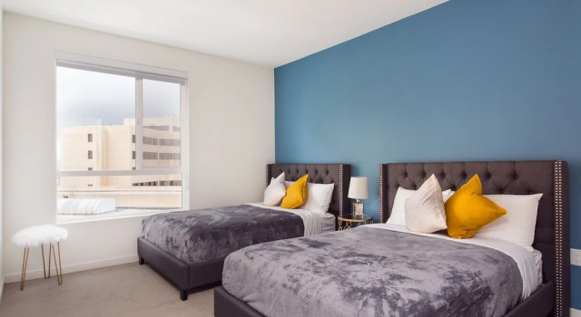 Апартаменты Luxurious 2BD & Den Hollywood Apartment