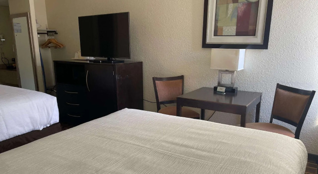 Четырёхместный номер Standard Comfort Inn Dunmore - Scranton East
