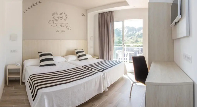Четырёхместный номер Standard Hotel Oasis Park Splash