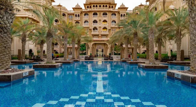 Апартаменты HiGuests - Luxurious 1BR in Palms with Private Beach Access