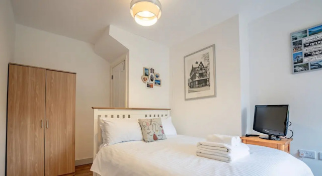 Коттедж Exquisite renovation in central location