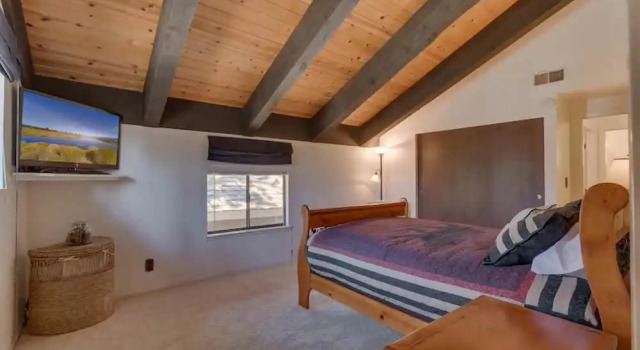The Knotty Bear - Three Bedroom Home, Забронировать Отель Саут-Лейк-Тахо South Lake Tahoe Area, рядом с Ганбаррел Экспресс
