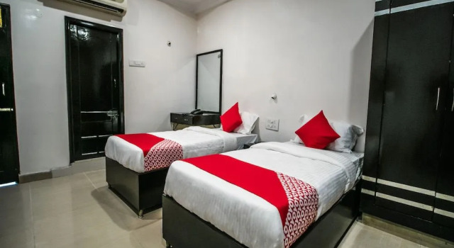 OYO 11565 V V Pride, Rezerwuj Hotel Lingampalli 