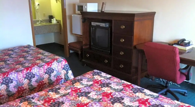 Четырёхместный номер Standard Northgate Inn Saginaw