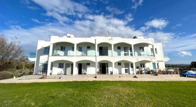 Студия White House studio with sea view and parking