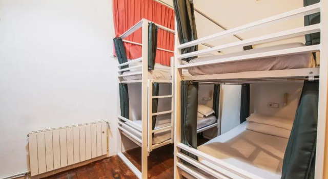 Кровать в общем номере Safestay Barcelona Gothic