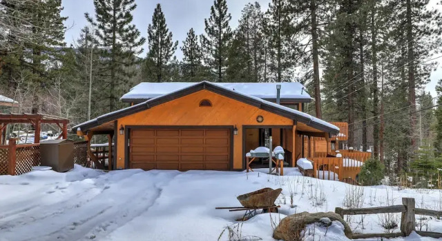 Tahoe Forest Chalet 3BR House w/ Mountain Views, Reserva ahora Chalet de montaña Stateline Estados Unidos