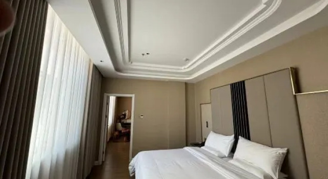 Люкс Deluxe Jinjiang Metropolo Hotel (Korla Peacock River Loulan Never-Night City)