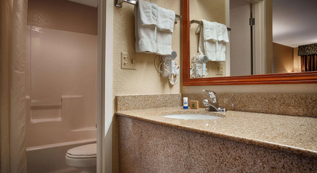 Четырёхместный номер Standard Best Western Windsor Inn