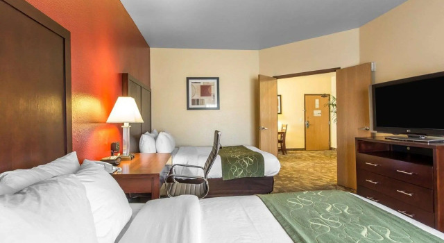 Четырёхместный люкс Comfort Suites Palm Desert I-10