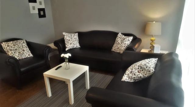 Lavish Suites - 4 Bedroom Guesthouse, Varaa Hotelli Toronto 