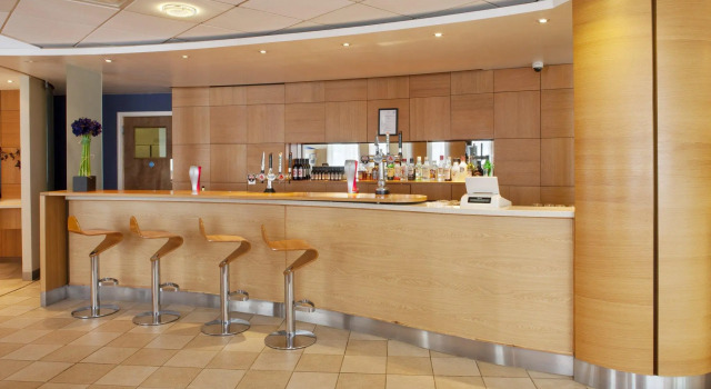 Holiday Inn Express Oxford-Kassam Stadium by IHG, Забронировать Отель Оксфорд Оксфордшир, рядом с Oxford Greyhound Stadium