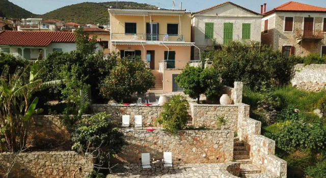Seafront apartment ΙΙ in Kiveri, near Nafplion., Prenota Appartamento Hotel a Peloponneso con parcheggio, Parcheggio