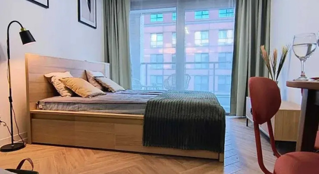 Люкс Comfort с балконом и с видом на город Żurawie - Food Hall, Parking & Stocznia by Downtown Apartments