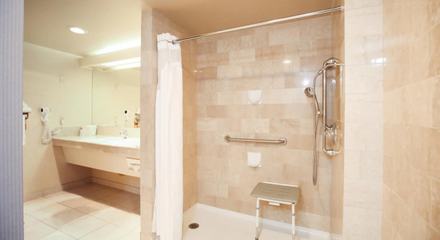 Четырёхместный номер Standard Atrium Hotel Vancouver