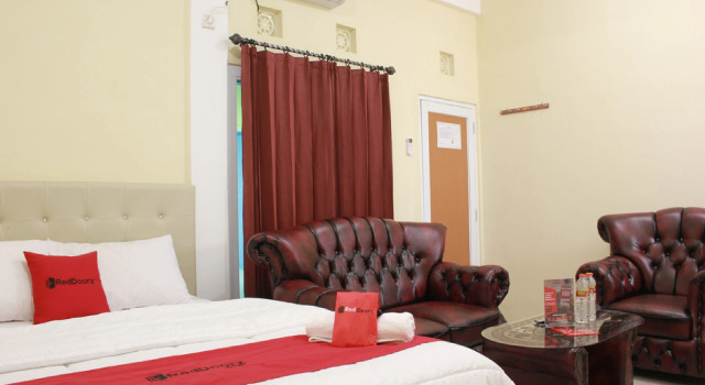 Suite RedDoorz @ Cisaga