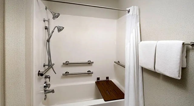 Четырёхместный люкс Holiday Inn Express Knoxville-Strawberry Plains by IHG