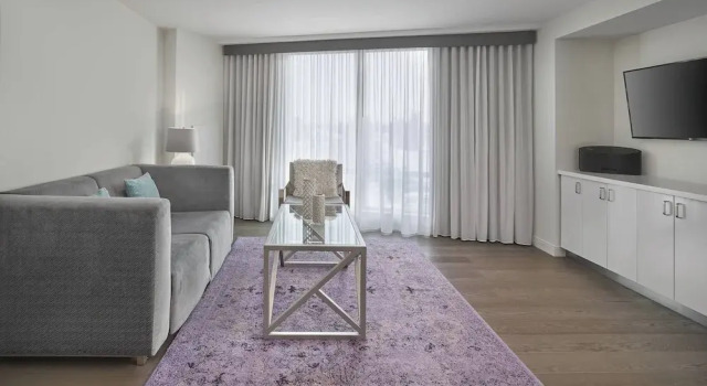 Клубный люкс c 1 комнатой Renaissance Edmonton Airport Hotel