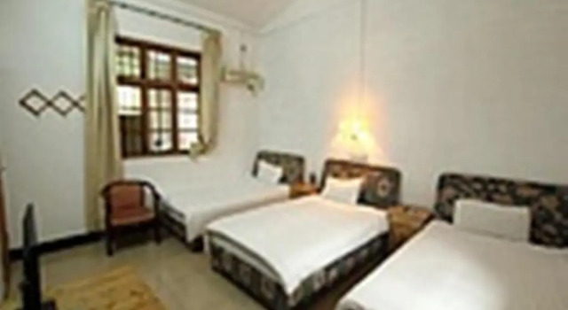 Кровать в общем номере Yangshuo Culture House