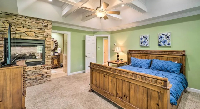 Chic Dtwn Townhouse w/ Hot Tub & Mtn Views!, Забронировать Апартаменты/квартира Баннер-Элк Аппалачи
