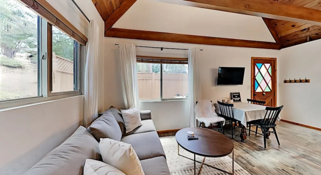 Classic Hideaway In Moonridge - Pool & Deck 2 Bedroom Home