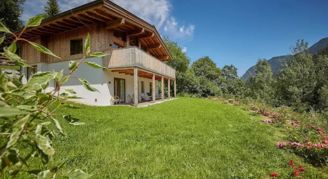 Шале с балконом Modern Chalet With Sauna