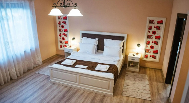 Rai Romanesc, Book Hotel  