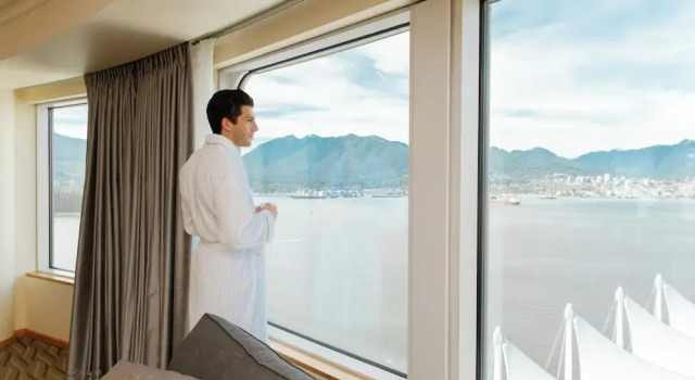 Номер Standard с красивым видом из окна Pan Pacific Vancouver