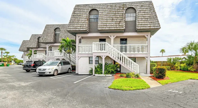 Steps to Sand: Condo w/ Pool Access in Cocoa Beach, Varaa Huoneisto Hotellit Space Coast pysäköinnillä, Pysäköinti