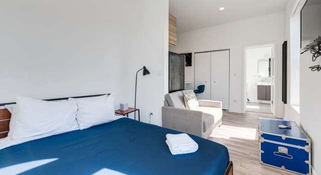 Steps From (Arguably) The Best Pizza Spot In Chicago - Experience The Local Chicago Lifestyle - 747 Lofts Cabin 208  by RedAwning, Book Lejlighedshotel Apart-hoteller i Illinois, Lejlighedshotel