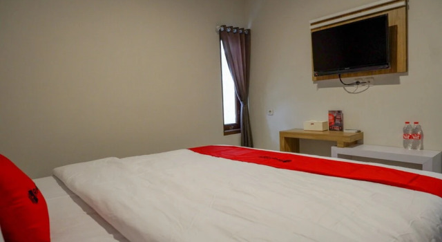 Kurnia Guest House by RedDoorz