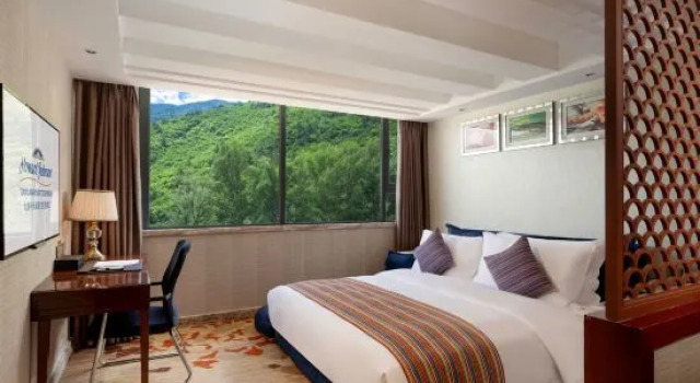 Люкс Deluxe с 4 комнатами Howard Johnson Tianyuan Resort Jiuzhaigou