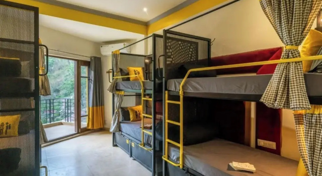 Кровать в общем номере с балконом и с видом на окрестности The Hosteller Kasauli