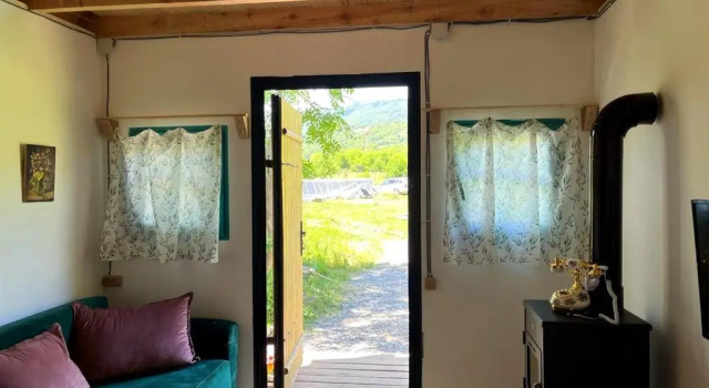 Garemo, Book Hostel / Vandrerhjem Hoteller i Racha med parkering, Parkering