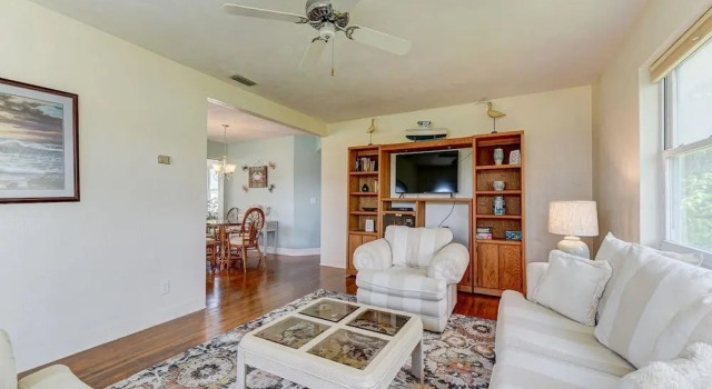 Plaza Cottage by Distinctive Beach Rentals, Book Feriehus Hoteller i Ormond-by-the-Sea med parkering, Parkering
