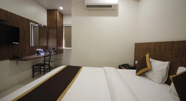 Hotel Limra Surat, Rezerwuj Hotel Hotele w Surat z parkingiem, Parking