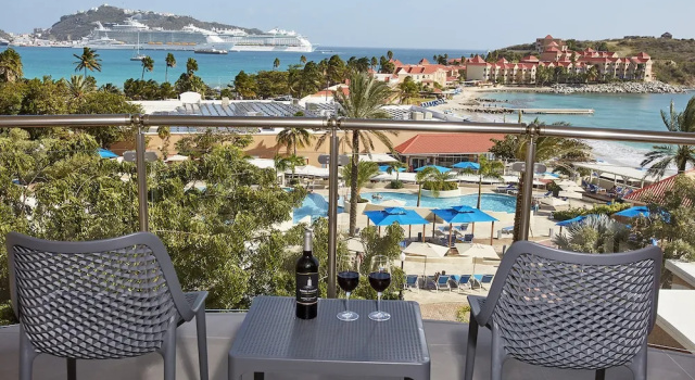 Четырёхместный номер Premium с балконом Oceans at Divi Little Bay