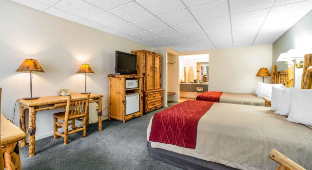 Четырёхместный люкс Rodeway Inn & Suites Pronghorn Lodge Lander