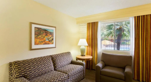 Люкс с видом на воду Motel 6 Phoenix, AZ - Sky Harbor
