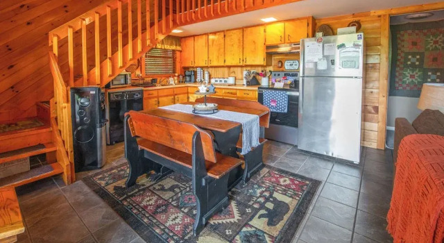 Коттедж Hot Tub, Mtn Views & Fire Pit: Almond Family Cabin