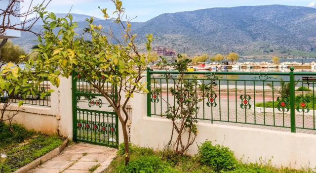 Villa Elli 2 Beach-front villa with garden, Book Villa Delphi Central Greece