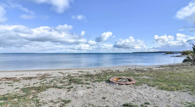 Апартаменты Lovely Lake Huron Getaway: Beach Access & Kayaks!