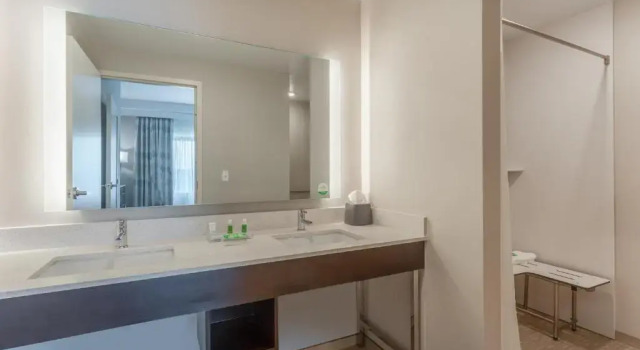 Четырёхместный номер Standard Holiday Inn & Suites - Jefferson City by IHG