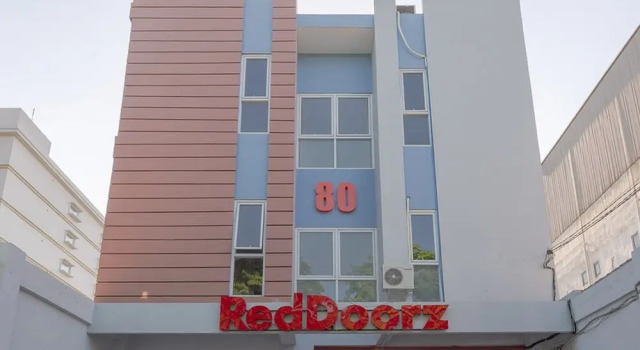 80 by RedDoorz, Book Hotel Surabaya East Java, near University Of 17 Agustus 1945 Surabaya